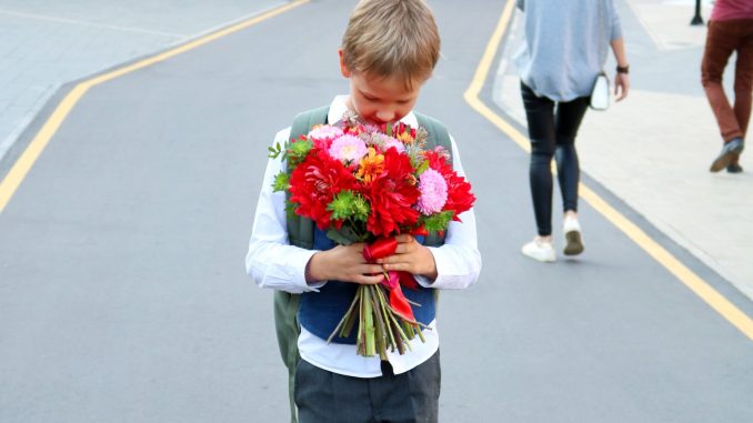 мальчик с цветами