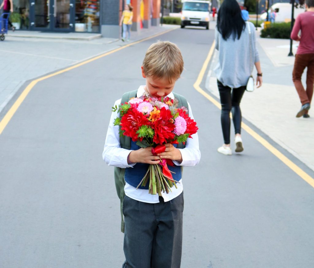 мальчик с цветами